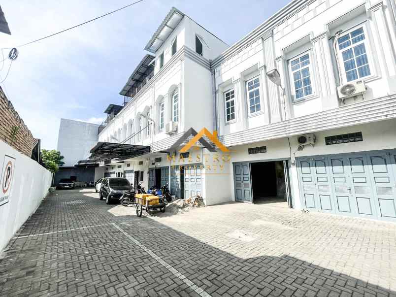 dijual rumah komplek the venetian jalan