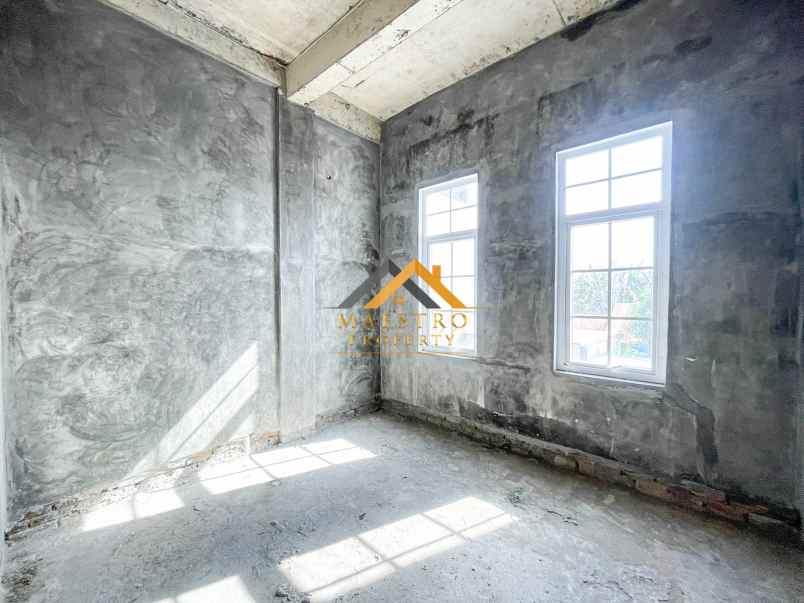 dijual rumah komplek the venetian jalan