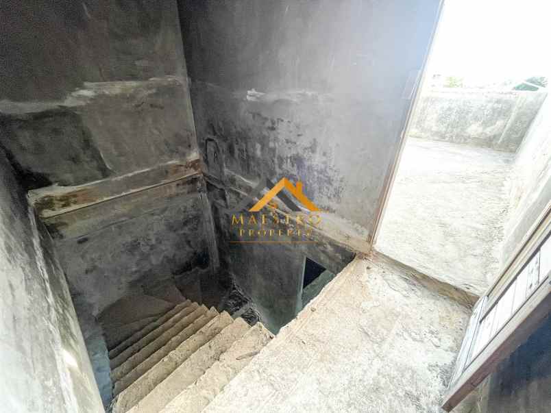 dijual rumah komplek the venetian jalan