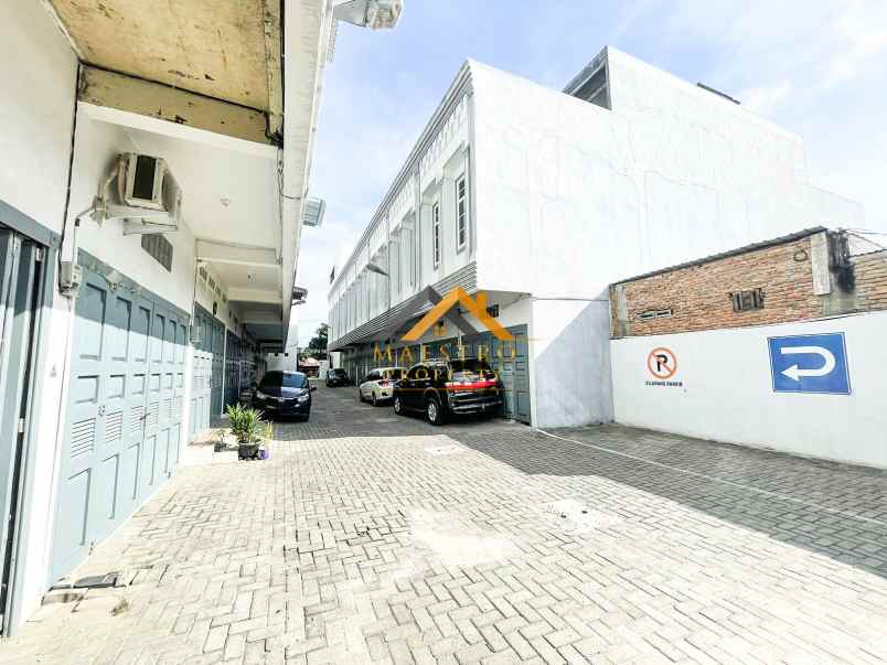 dijual rumah komplek the venetian jalan