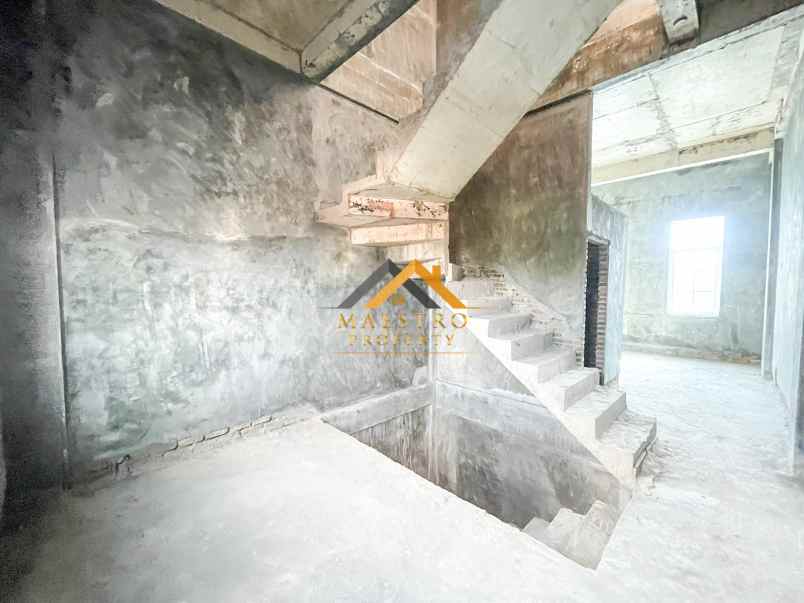 dijual rumah komplek the venetian jalan