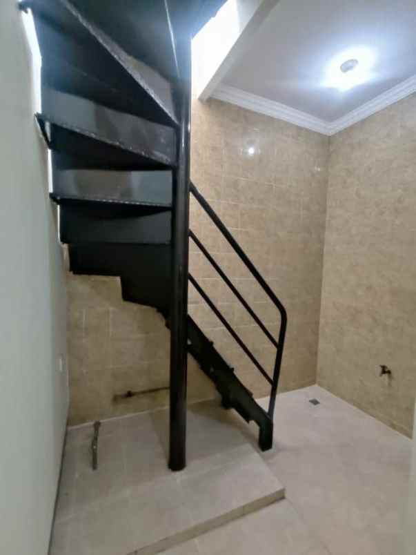 dijual rumah kutisari selatan sby dekat uk petra tol