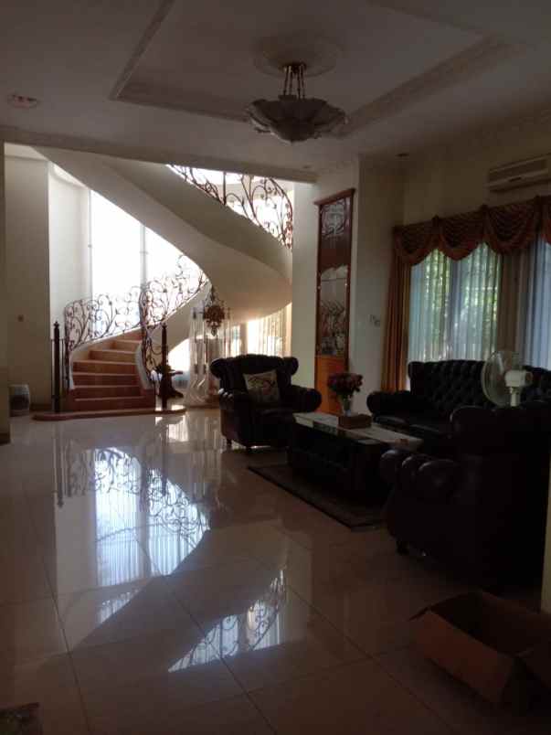dijual rumah kutisari utara