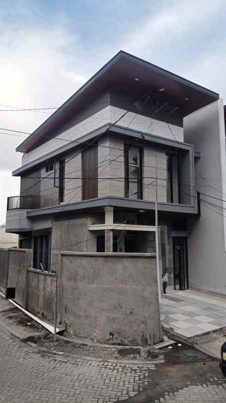dijual rumah manyar