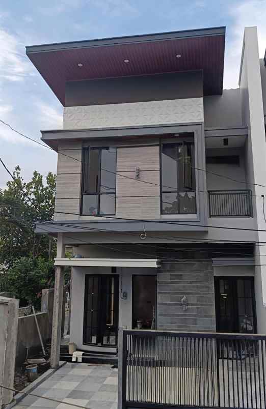 dijual rumah manyar