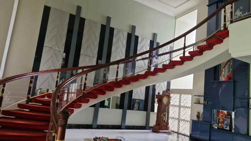 dijual rumah mewah 2lantai di surabaya