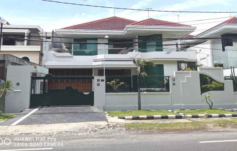 dijual rumah mewah 2lantai di surabaya