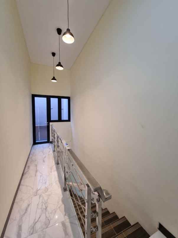 dijual rumah mulyosari tengah