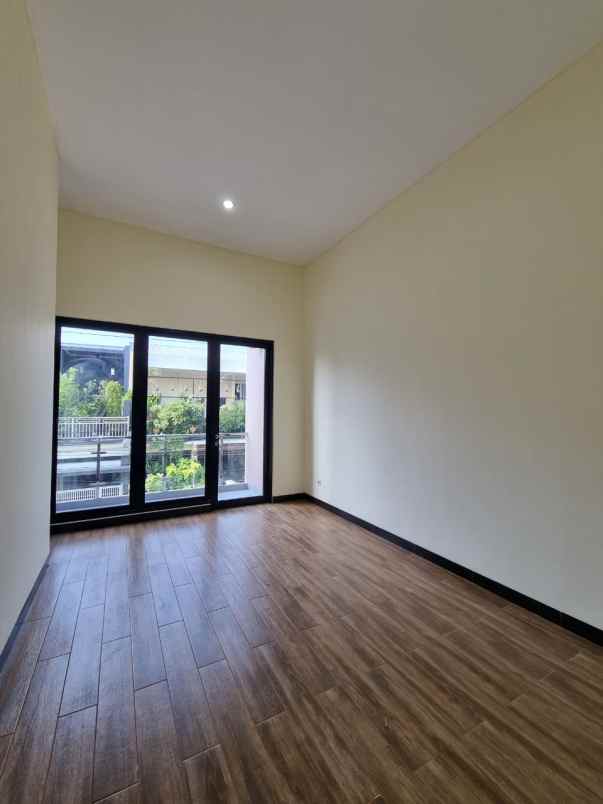 dijual rumah mulyosari tengah