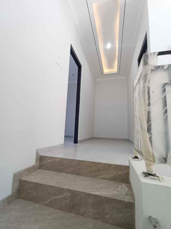 dijual rumah nirwana eksekutif