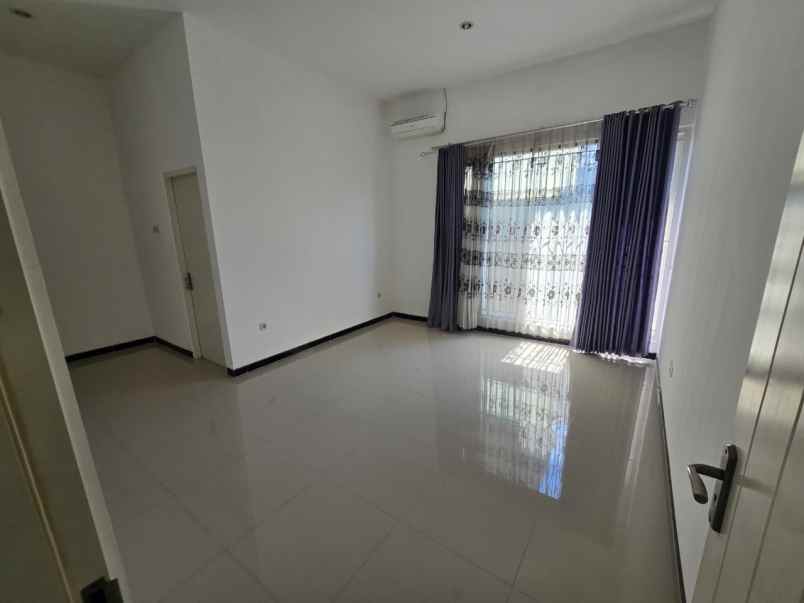dijual rumah nirwana eksekutif