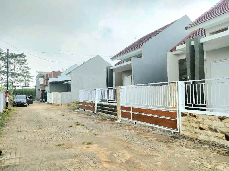 dijual rumah pakis
