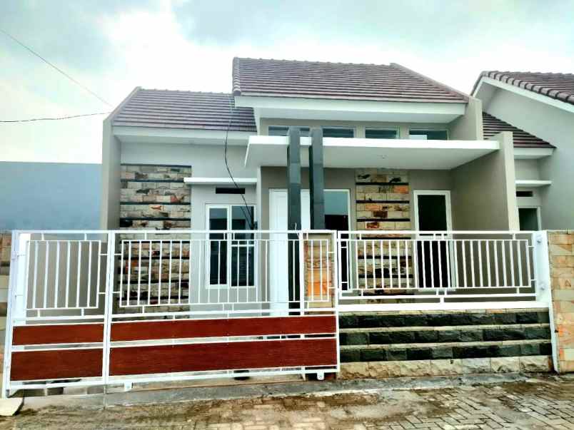 dijual rumah pakis