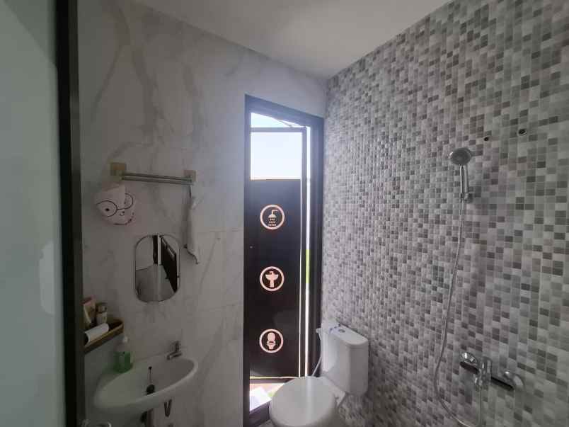 dijual rumah pakuwon city grand island