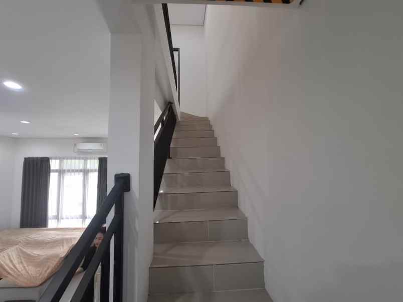 dijual rumah pakuwon city grand island