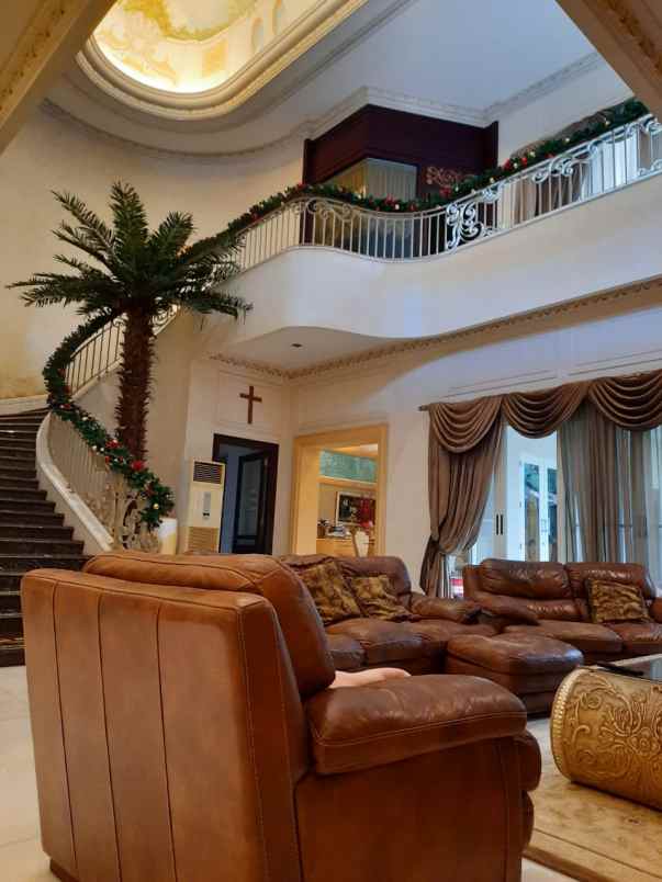 dijual rumah pakuwon indah villa bukit