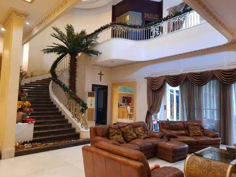 dijual rumah pakuwon indah villa bukit