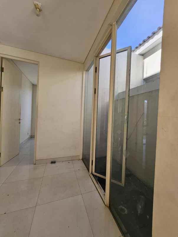 dijual rumah perumahan grand pakuwon