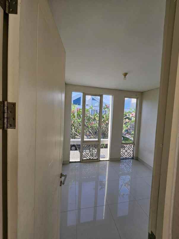 dijual rumah perumahan grand pakuwon