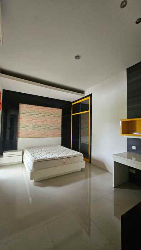 dijual rumah royal residence