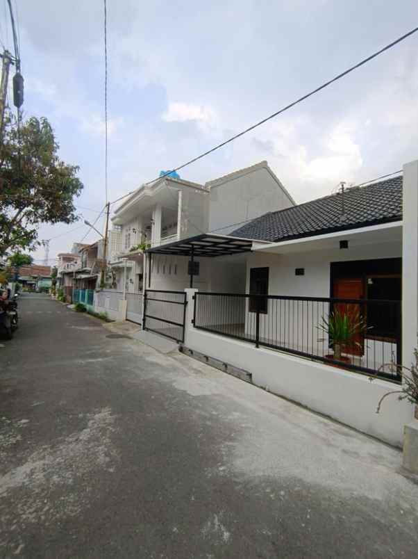 dijual rumah santosa asih cipamokolan