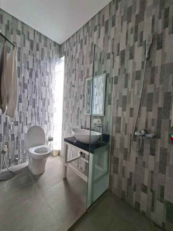 dijual rumah sutorejo