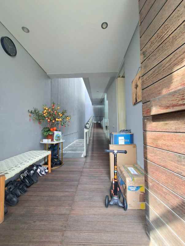 dijual rumah sutorejo