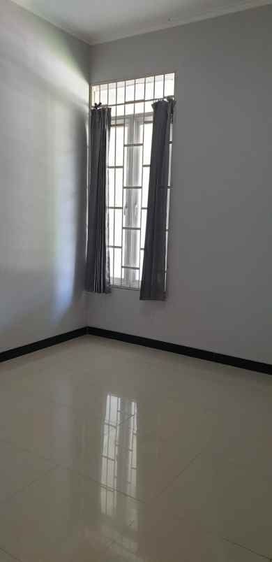 dijual rumah taman kopo indah