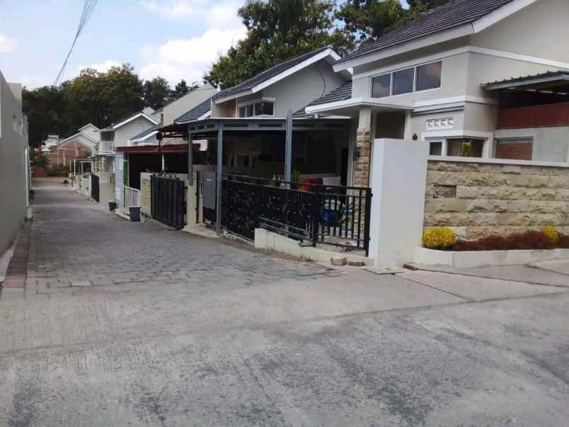 dijual rumah umy