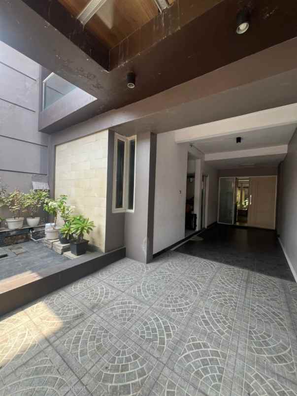 disewakan jual rumah dukuh kupang barat