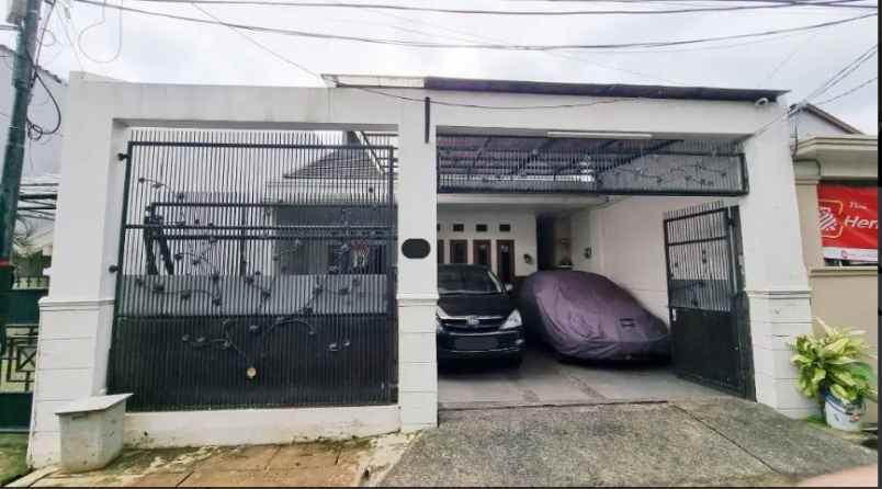 jual rumah akses pruis 2 mobil plus kolam renang