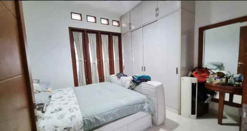 jual rumah akses pruis 2 mobil plus kolam renang