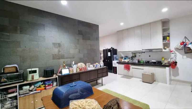 jual rumah akses pruis 2 mobil plus kolam renang