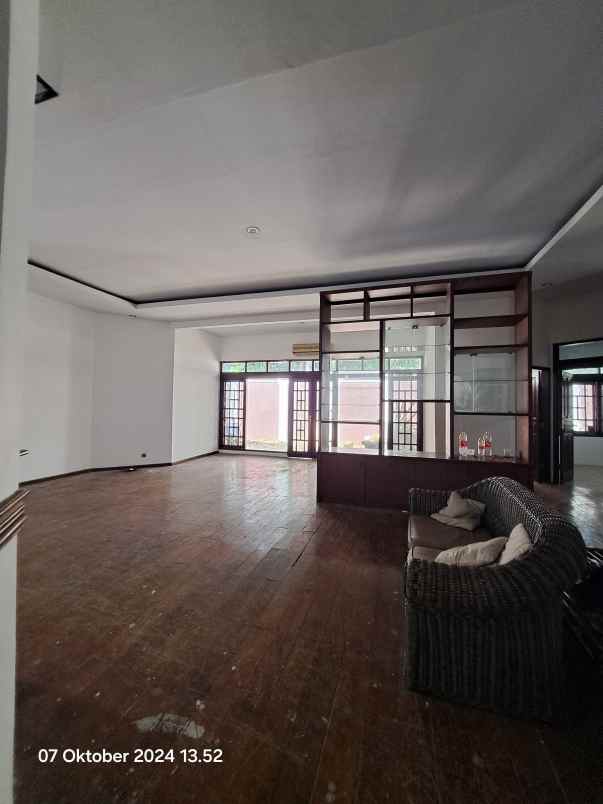 jual rumah di simprug jakarta selatan harga bagus knt