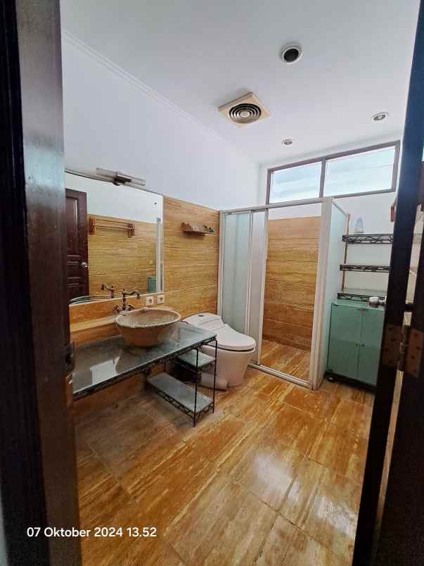 jual rumah di simprug jakarta selatan harga bagus knt