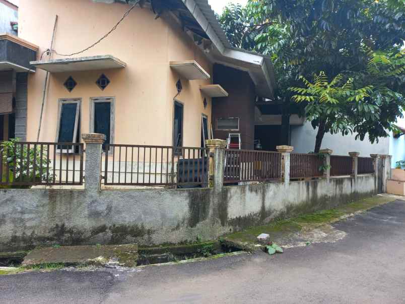 jual rumah hook di komplek graha raya