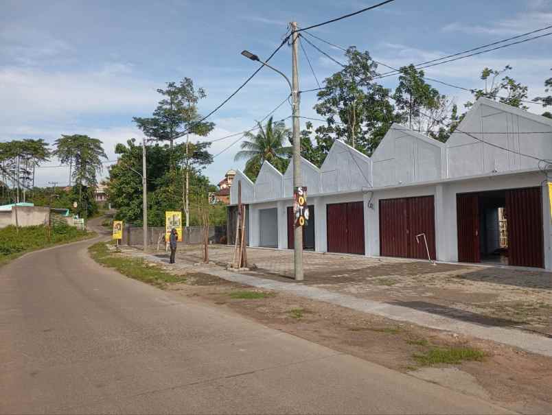 kios murah pinggir jalan cor di sepang ciracas