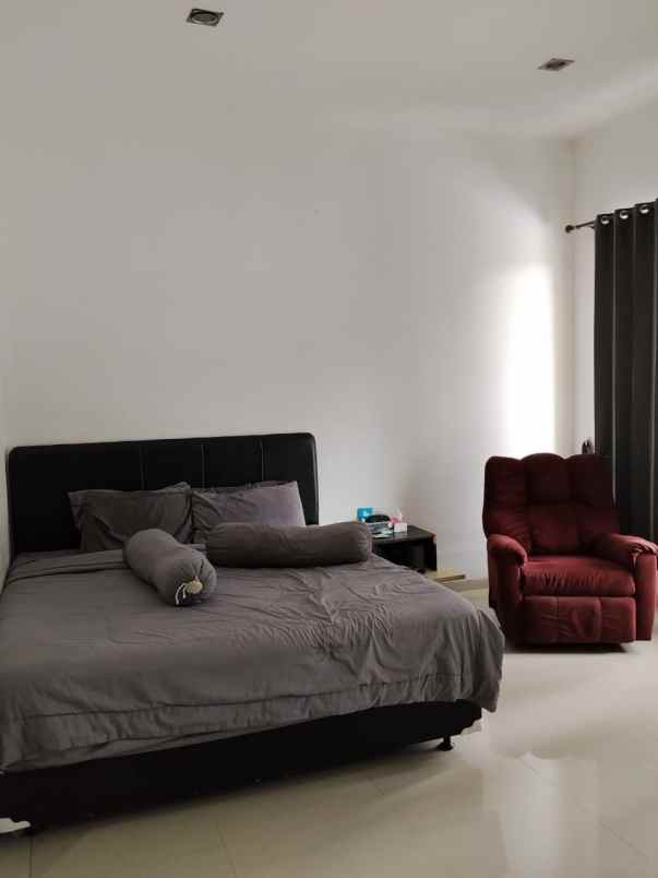 row jalan lebar rumah pakuwon city 2 lantai siap huni