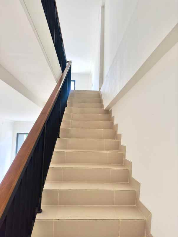 ruko dua lantai tapos cimanggis depok strategis