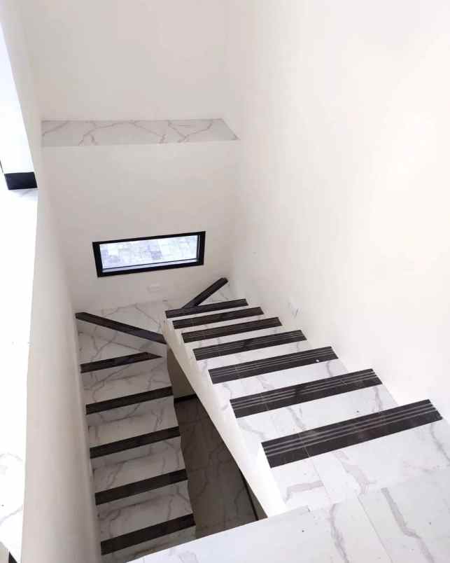 rumah 2 lantai 5 menit ke pasar gentan di wedomartani