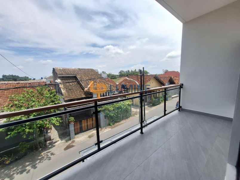 rumah 2 lantai harga 1 4m 8 menit ke rumah sakit jih