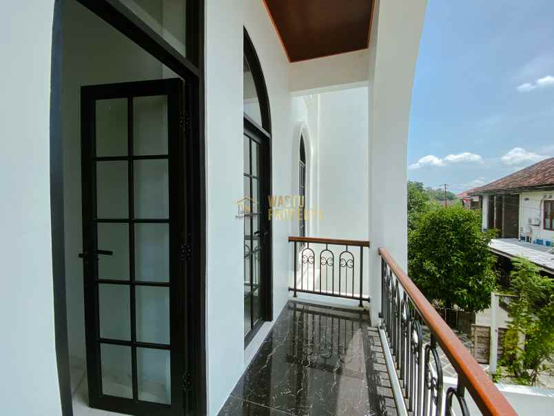 rumah 2 lantai klasik modern di utara maguwoharjo