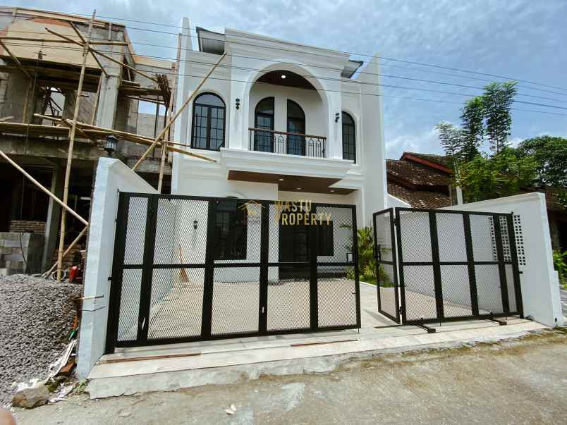 rumah 2 lantai klasik modern di utara maguwoharjo
