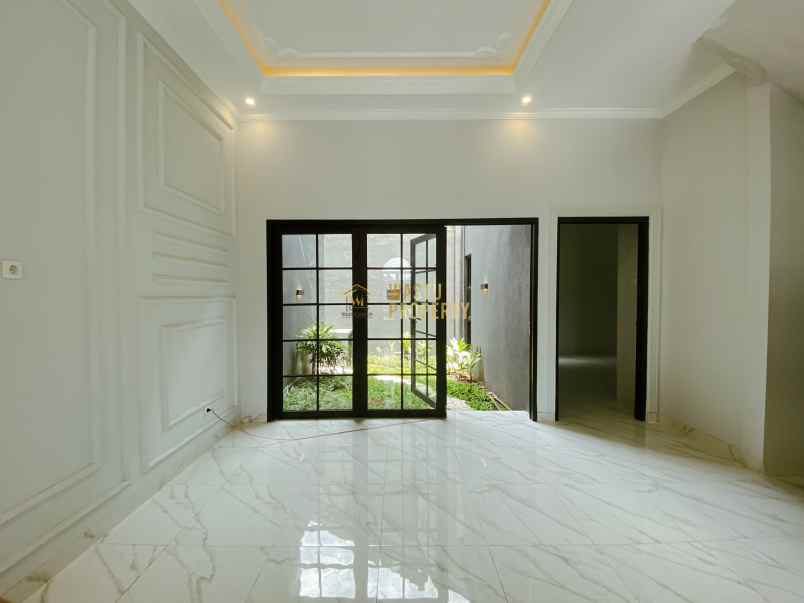 rumah 2 lantai klasik modern di utara maguwoharjo