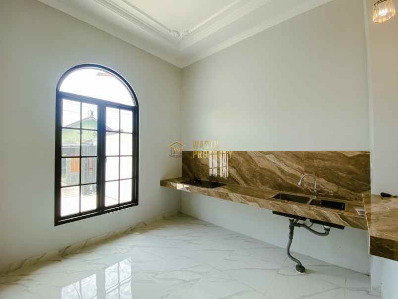 rumah 2 lantai klasik modern di utara maguwoharjo