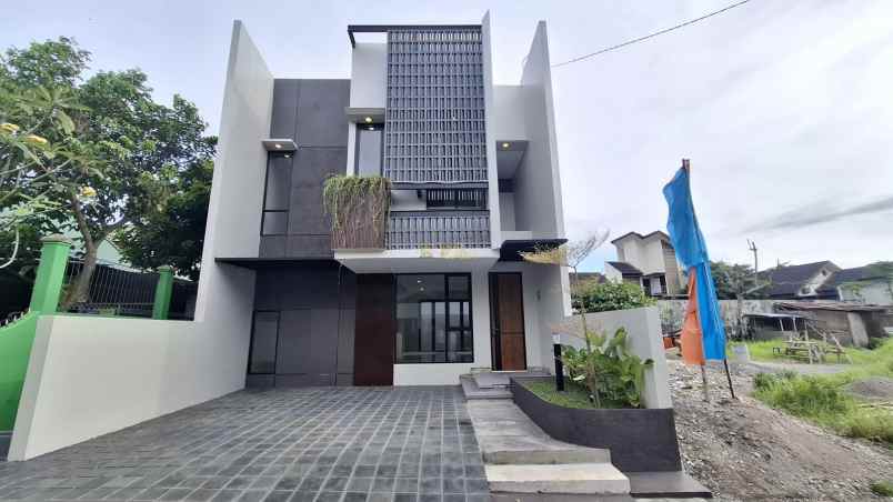 rumah 2 lantai siap huni 10 menit ke kampus upn jogja