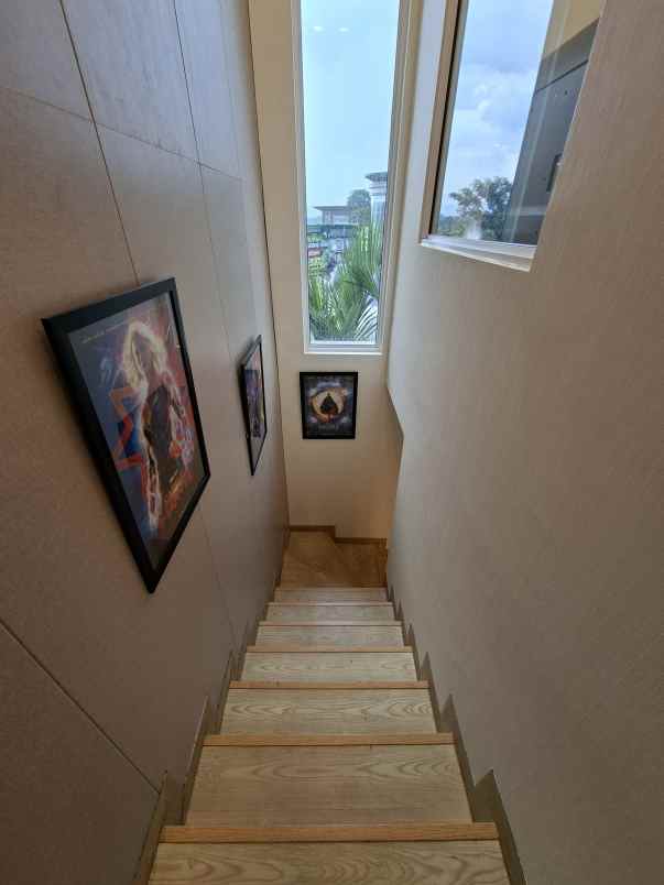 rumah 2 lantai siap huni