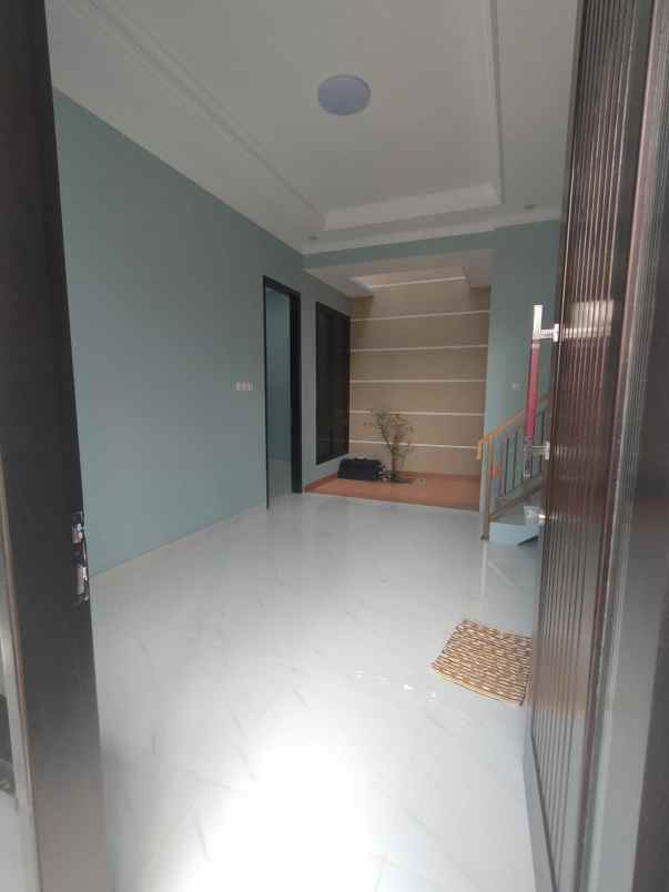 rumah 2 lantai siap huni dekat tol sawangan depok