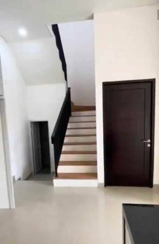 rumah 2 lantai siap huni di tanah baru depok