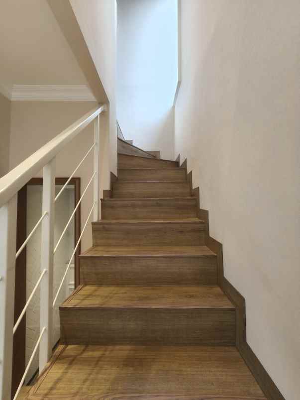 rumah 2 lantai siap huni lokasi strategis